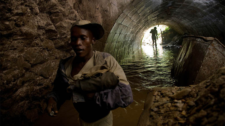 Des creuseurs d'or entrent dans l'ancienne mine de Makala. Photo © Brendan Bannon.