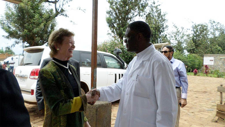 Dr Denis Mukweke avec Mary Robinson. Photo © Hopital Panzi.