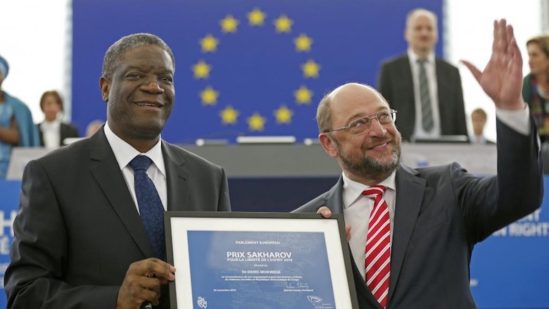 Le docteur Denis Mukwege avec Martin Schulz, président du Parlement européen. Photo © REUTERS/Vincent Kessler.