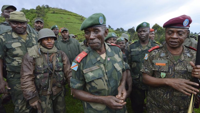 Le général Lucien Bahuma avec ses hommes, près de Chanzu (au Nord-Kivu), le 5 novembre 2013. Photo © RFI/AFP PHOTO / Junior D. Kannah