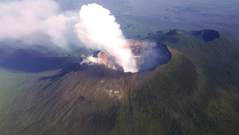 Vue aérienne du volcan Nyiragongo, situé dans le parc national des Virunga. Photo (cc) Wikimedia.