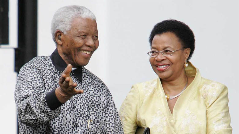 Nelson Mandela aux côtés de Graça Machel. Photo © REX FEATURES/The Telegraph.