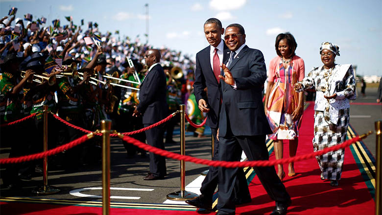 Barack Obama avec le président Jakaya Kikwete, lors de son arrivée en Tanzanie