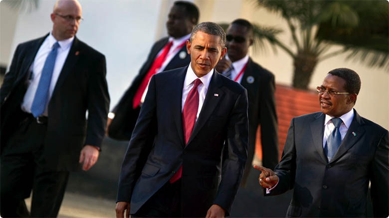 Barck Obama marche avec Jakaya Kikwete, président de la Tanzanie