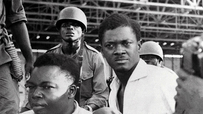  Des soldats gardent le premier ministre du Congo, Patrice Lumumba (à droite) , et Joseph Okito (à gauche ), vice-président du Sénat, après leur arrestation à Léopoldville, aujourd'hui connu sous le nom de Kinshasa, en décembre 1960. Photo © AFP/JIJI.