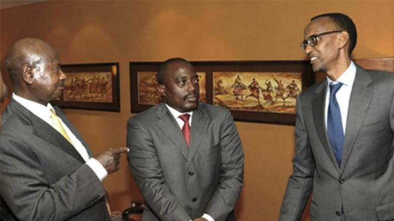 De gauche à droite: Yoweri Museveni, président de l'Ouganda, Joseph Kabila, président de la RD Congo et Paul Kagame, président du Rwanda à Kampala le 21 novembre 2012. Photo © AP.