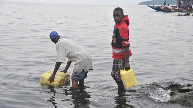 Approvisionnement en eau potable au bord du Lac Kivu, suite à la pénurie d'eau à Goma. Photo (cc) TONY NTUMBA/MONUSCO.
