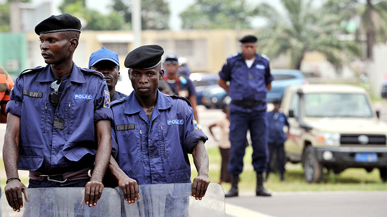 Des policiers surveillent une marche de l'opposition à Kinshasa, le 16 Février 2013. Photo © Yahoo News.