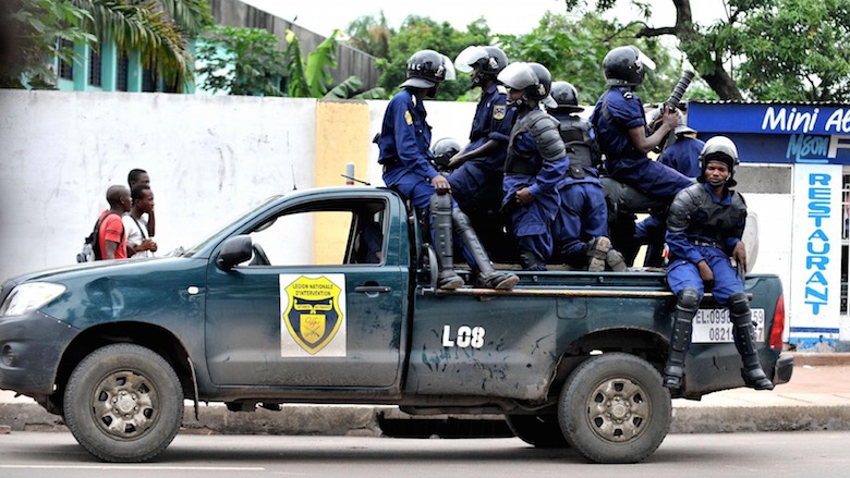 Des policiers congolais en patrouille lors d'une marche de l'opposition.