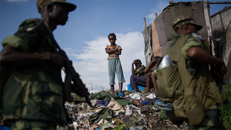 Des militaires congolais renforcent leurs positions autour de Goma après le retrait des rebelles du M23. Photo © Le Monde.