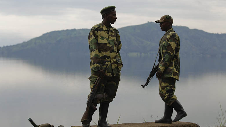 Des soldats du M23 se tiennent sur une colline surplombant le lac Kivu. Photo © eNCA.